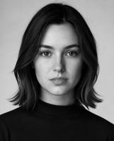 Portrait 1 : femme jeune aux cheveux mi-longs, de face, en noir et blanc