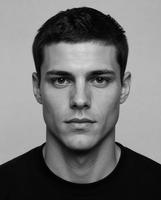 Portrait 2 : homme jeune aux cheveux courts, de face, en noir et blanc